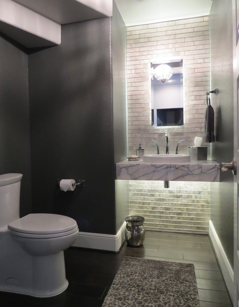 Идея дизайна: маленький туалет в современном стиле с серыми стенами, паркетным полом среднего тона, коричневым полом, открытыми фасадами, унитазом-моноблоком, серой плиткой, стеклянной плиткой, настольной раковиной и мраморной столешницей для на участке и в саду