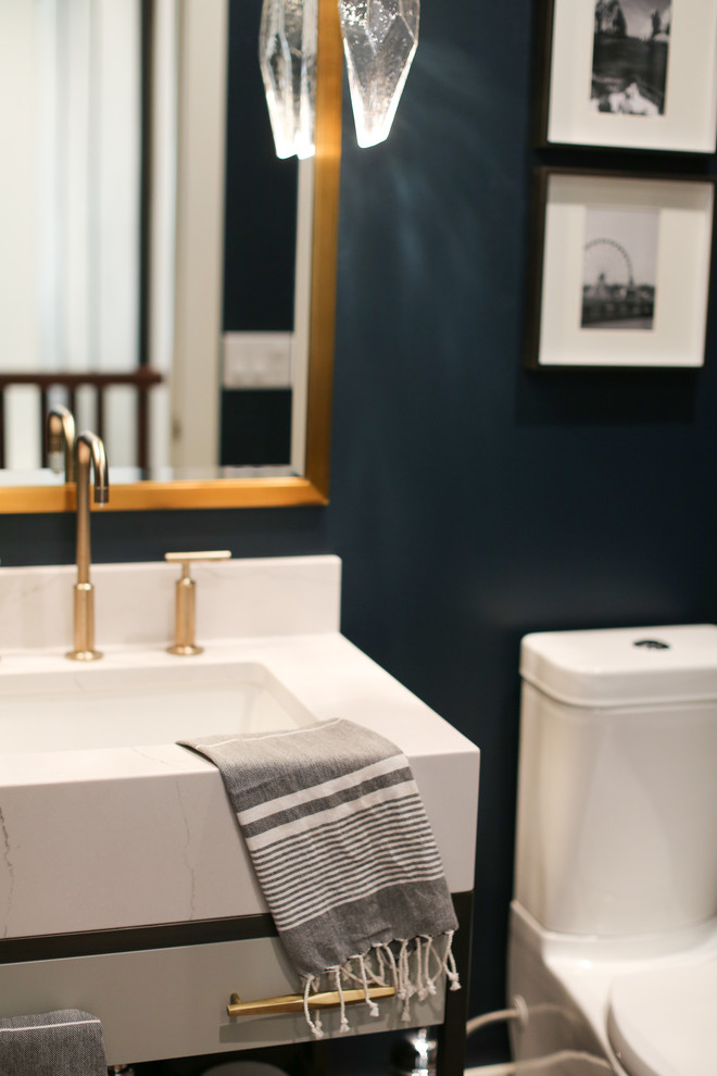 Immagine di un ampio bagno di servizio classico con ante lisce, ante grigie, WC monopezzo, pareti blu, lavabo sottopiano, top in quarzo composito e top bianco