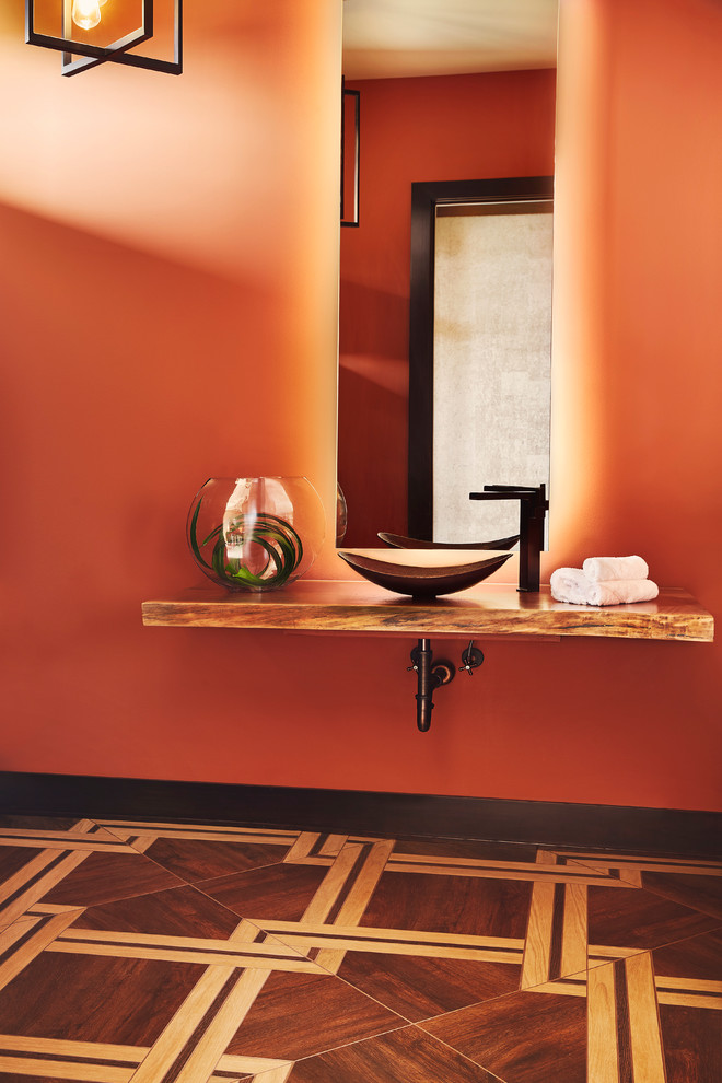 他の地域にある高級なコンテンポラリースタイルのおしゃれなトイレ・洗面所 (オレンジの壁、ベッセル式洗面器) の写真