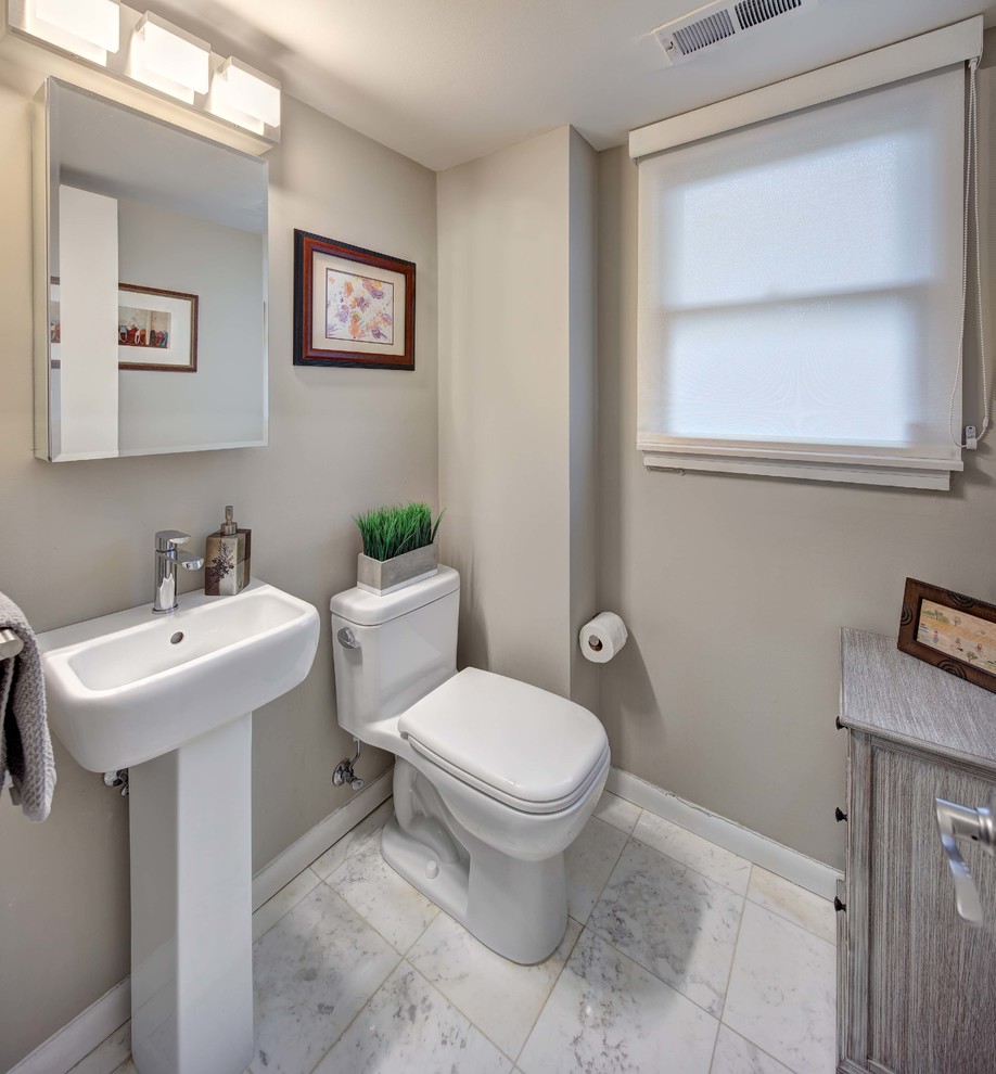 Immagine di un piccolo bagno di servizio design con pareti verdi, pavimento con piastrelle in ceramica, lavabo a colonna e pavimento bianco