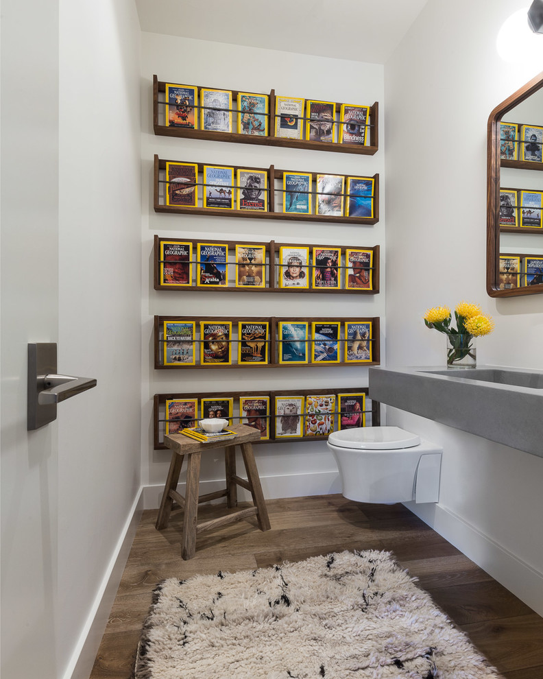 Rustikale Gästetoilette mit weißer Wandfarbe, dunklem Holzboden, integriertem Waschbecken, Beton-Waschbecken/Waschtisch, grauer Waschtischplatte und Wandtoilette in Sacramento