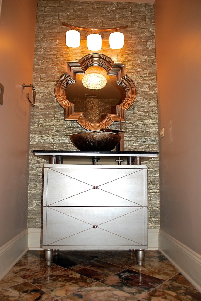 Esempio di un bagno di servizio classico di medie dimensioni con consolle stile comò, piastrelle grigie, pareti beige, pavimento in marmo e lavabo a bacinella