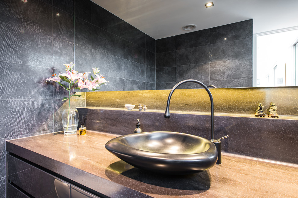 Idee per un bagno di servizio minimal di medie dimensioni con piastrelle nere, piastrelle grigie e lavabo a bacinella