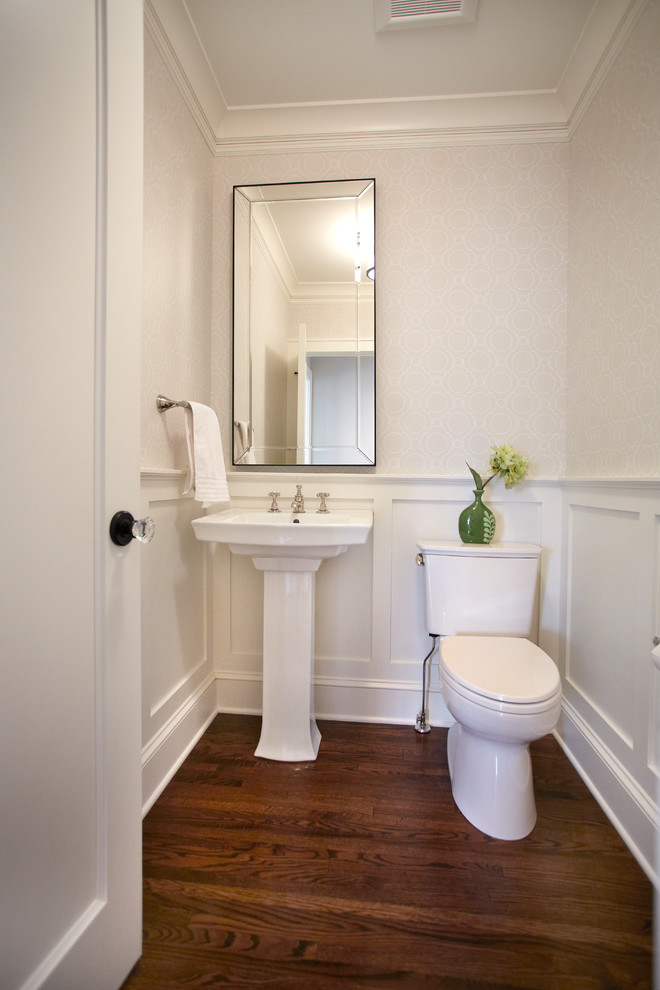 ミネアポリスにある中くらいなトランジショナルスタイルのおしゃれなトイレ・洗面所 (ペデスタルシンク、分離型トイレ、無垢フローリング) の写真