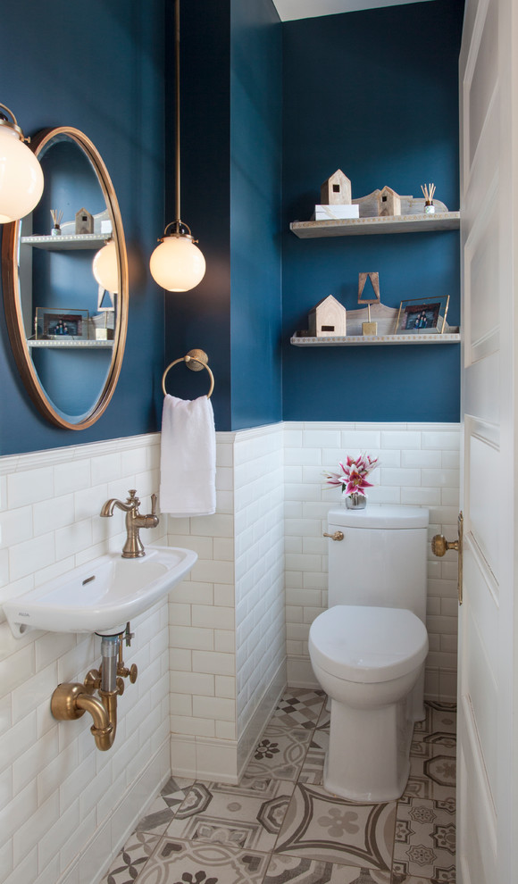 Idéer för små vintage toaletter, med vit kakel, keramikplattor, blå väggar, klinkergolv i porslin, ett väggmonterat handfat, flerfärgat golv, en toalettstol med hel cisternkåpa och öppna hyllor