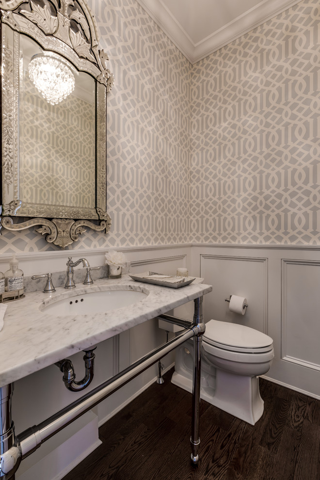 Inspiration för ett mellanstort vintage vit vitt toalett, med öppna hyllor, en toalettstol med separat cisternkåpa, grå väggar, mörkt trägolv, ett undermonterad handfat, marmorbänkskiva och brunt golv