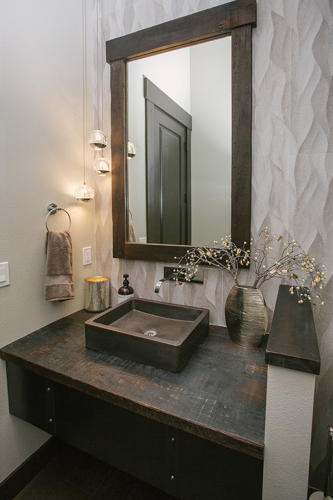 Immagine di un bagno di servizio chic di medie dimensioni con ante in legno bruno, pareti bianche, pavimento con piastrelle in ceramica, lavabo integrato, top in legno, pavimento marrone, top marrone e mobile bagno incassato