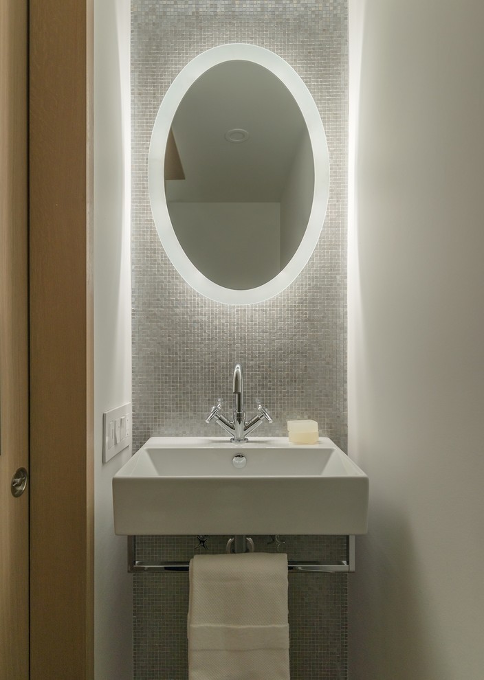 Пример оригинального дизайна: маленький туалет в современном стиле с серыми стенами и подвесной раковиной для на участке и в саду