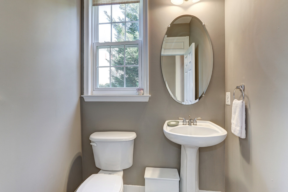 Idéer för små vintage toaletter, med en toalettstol med separat cisternkåpa, grå väggar och ett piedestal handfat