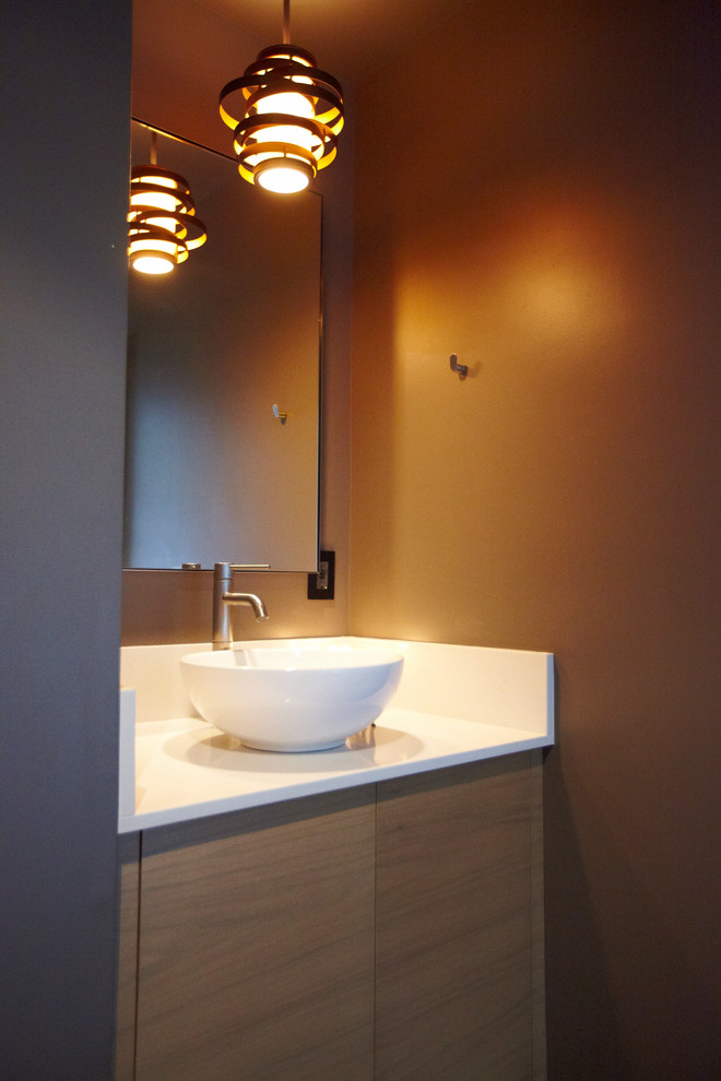 Foto di un piccolo bagno di servizio contemporaneo con ante lisce, pareti marroni, lavabo a bacinella, ante in legno chiaro, top in quarzo composito e top bianco