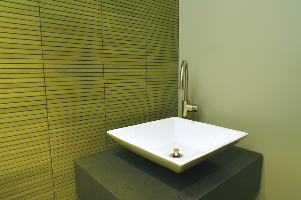 Пример оригинального дизайна: туалет в современном стиле с зеленой столешницей