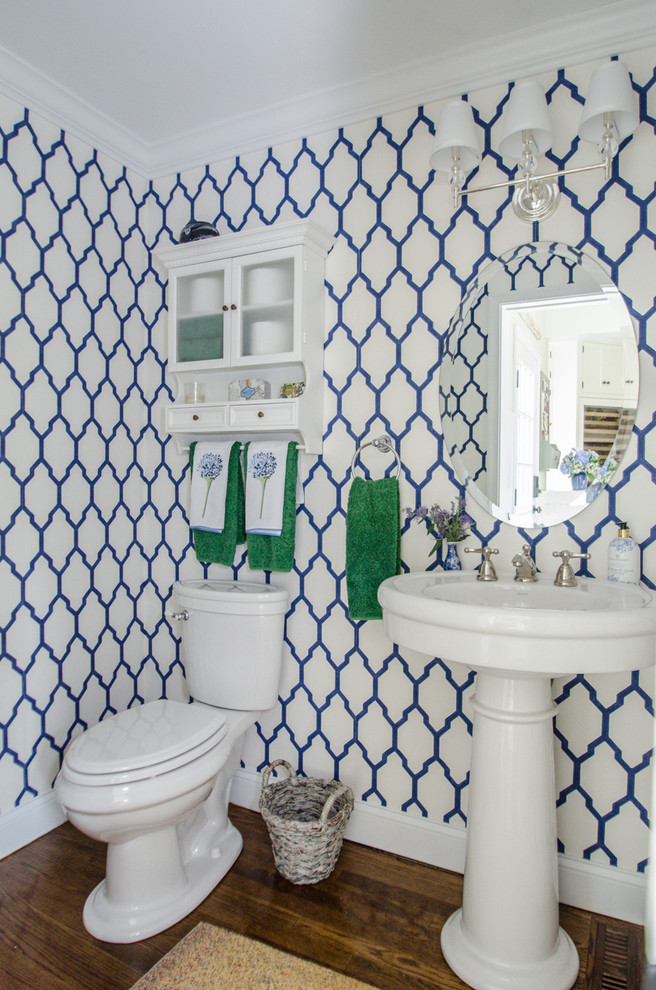 ブリッジポートにあるトラディショナルスタイルのおしゃれなトイレ・洗面所 (ペデスタルシンク) の写真