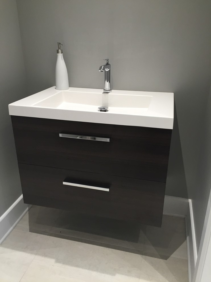 Стильный дизайн: туалет в стиле неоклассика (современная классика) с бежевой плиткой, керамической плиткой, серыми стенами, полом из керамической плитки и монолитной раковиной - последний тренд