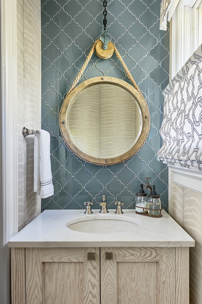 Stilmix Gästetoilette mit blauen Fliesen, Glasfliesen, Unterbauwaschbecken, Quarzit-Waschtisch und weißer Waschtischplatte in Charlotte