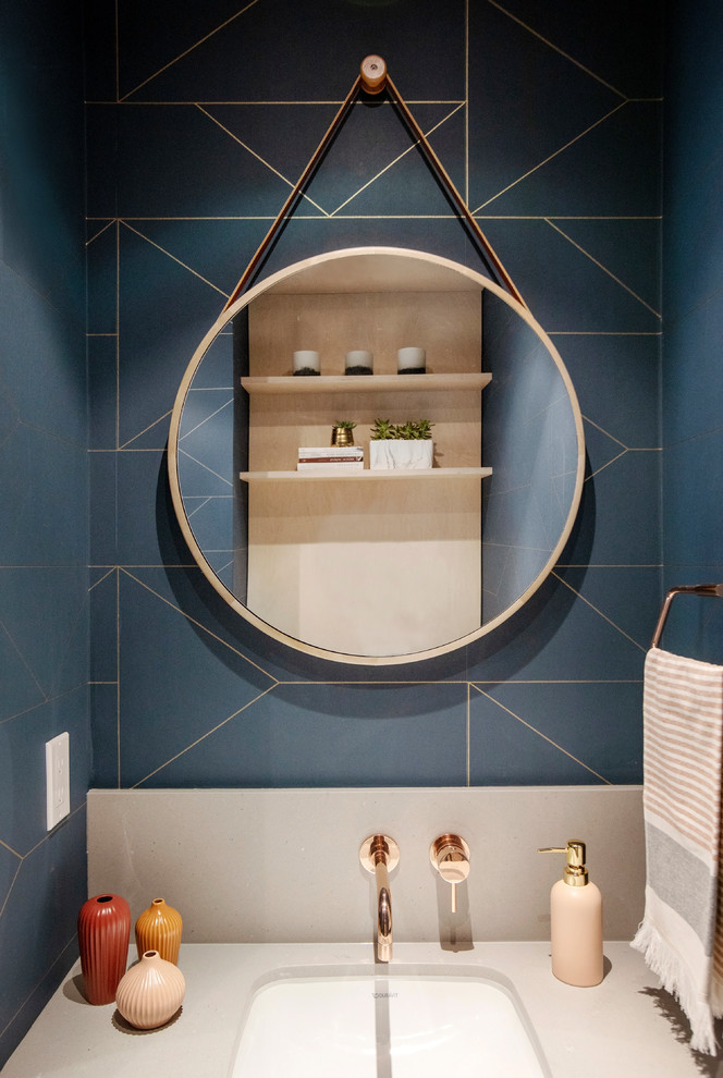 Idee per un piccolo bagno di servizio nordico con ante lisce, ante in legno chiaro, pareti blu, parquet chiaro, lavabo sottopiano, top in quarzo composito e top grigio