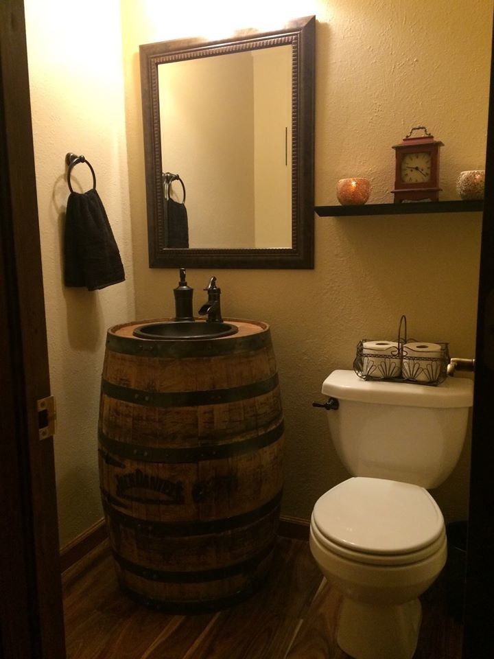 Immagine di un bagno di servizio stile rurale di medie dimensioni con consolle stile comò e ante in legno bruno