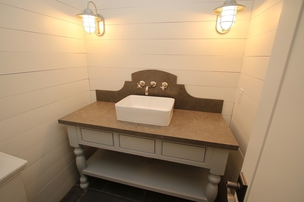 Immagine di un piccolo bagno di servizio tradizionale con nessun'anta, top in granito e lavabo a bacinella