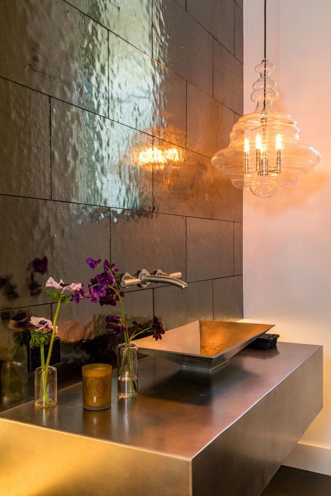 Moderne Gästetoilette mit grauen Fliesen, Porzellanfliesen, weißer Wandfarbe, braunem Holzboden, Aufsatzwaschbecken, Edelstahl-Waschbecken/Waschtisch und braunem Boden in Los Angeles