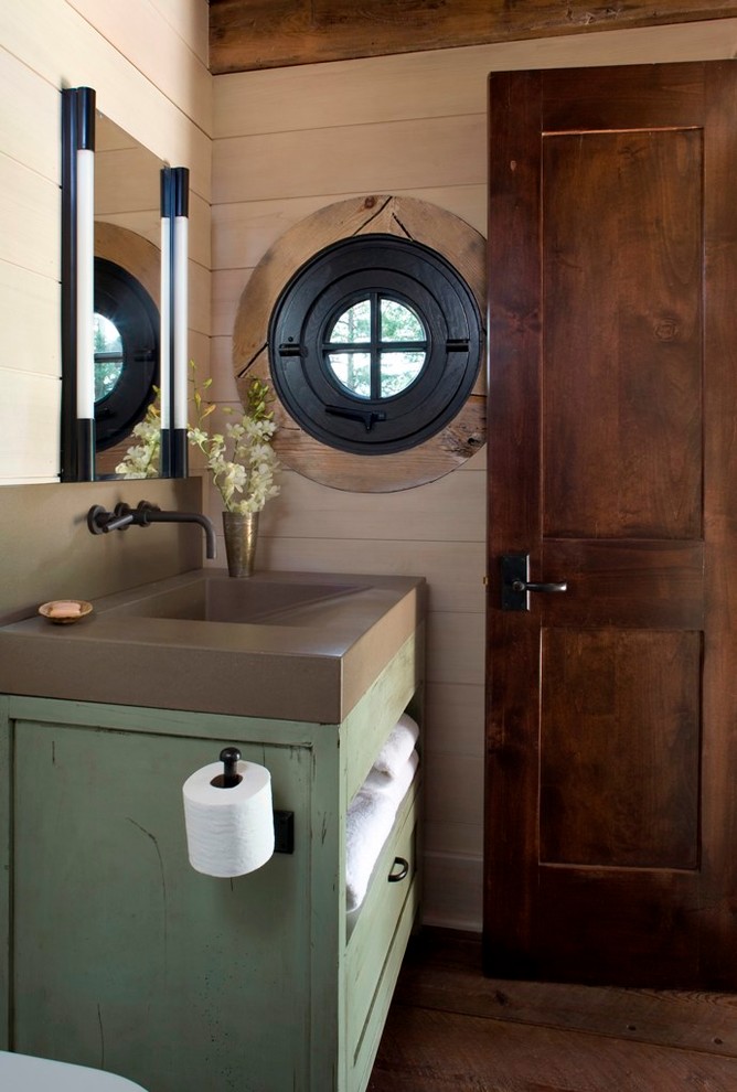 Kleine Rustikale Gästetoilette mit grünen Schränken, offenen Schränken, beigen Fliesen, braunem Holzboden, Quarzwerkstein-Waschtisch und brauner Waschtischplatte in Denver
