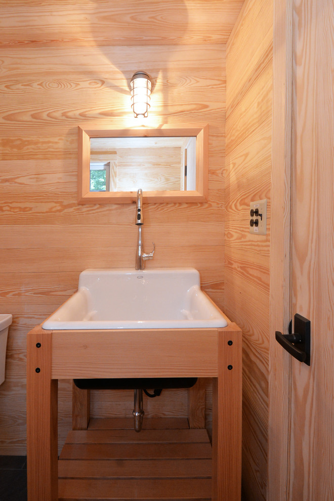 Источник вдохновения для домашнего уюта: туалет среднего размера в стиле кантри с раздельным унитазом и накладной раковиной