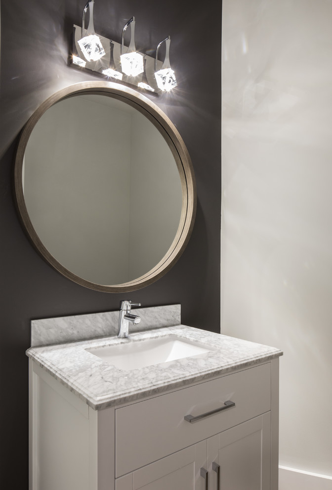 Große Moderne Gästetoilette mit Schrankfronten im Shaker-Stil, weißen Schränken, Toilette mit Aufsatzspülkasten, weißer Wandfarbe, braunem Holzboden, Wandwaschbecken, Quarzit-Waschtisch, grauem Boden und grauer Waschtischplatte in Calgary