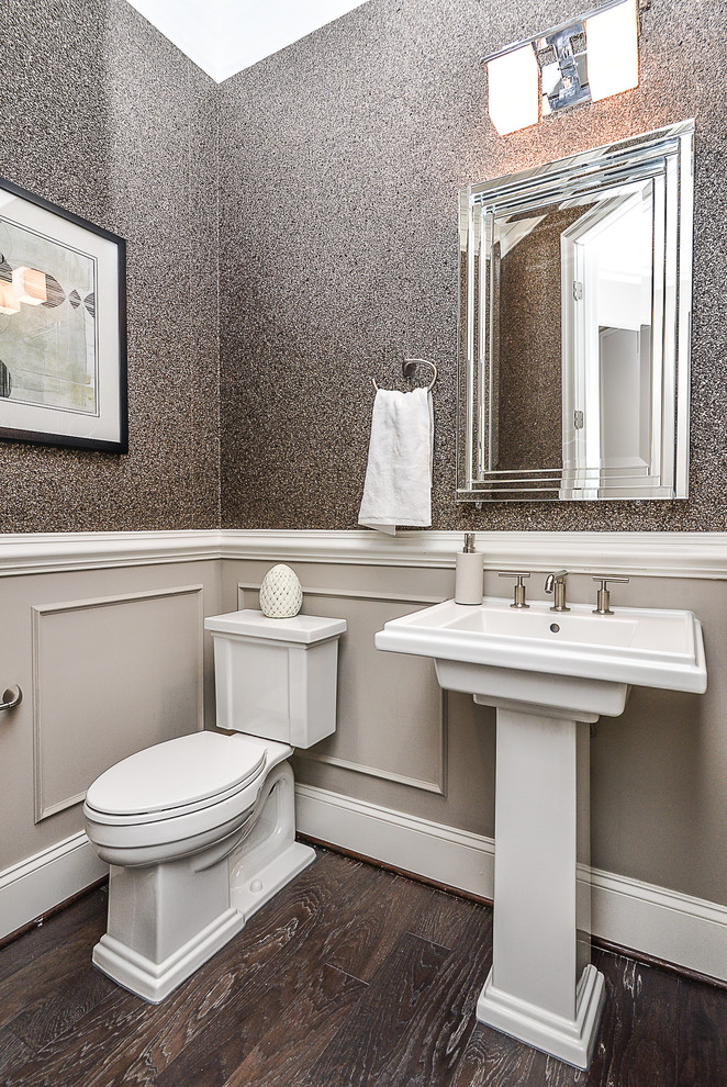 Immagine di un piccolo bagno di servizio chic con WC a due pezzi, pareti grigie, parquet scuro e lavabo a colonna