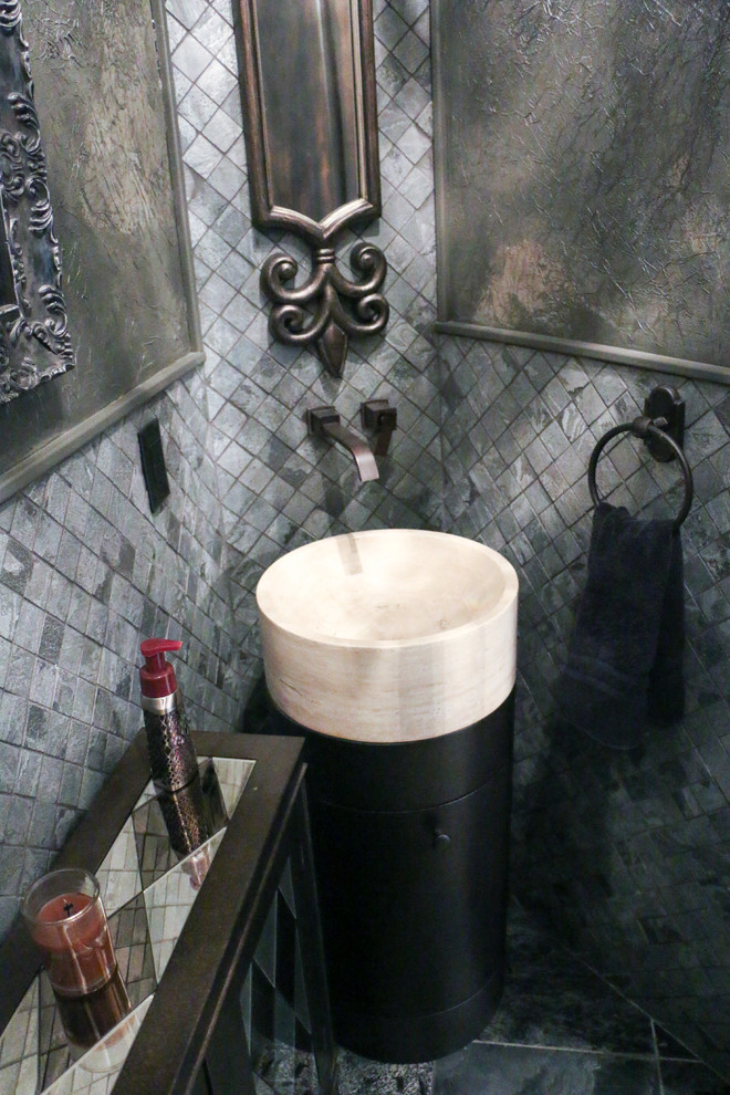 Immagine di un bagno di servizio tradizionale di medie dimensioni con ante di vetro, ante marroni, pareti grigie, pavimento in marmo e lavabo a colonna