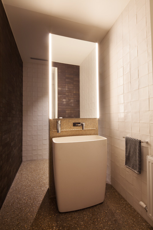 Exemple d'un WC et toilettes tendance de taille moyenne avec un placard à porte vitrée, un carrelage blanc et des carreaux de porcelaine.