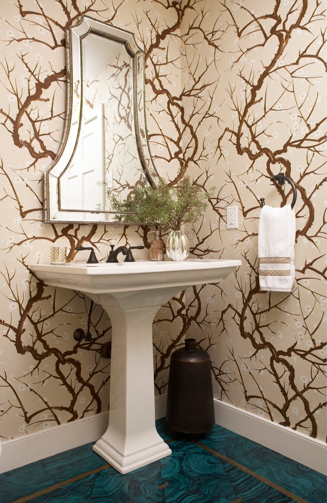 Inspiration för ett mellanstort vintage toalett, med ett piedestal handfat, flerfärgade väggar och klinkergolv i keramik