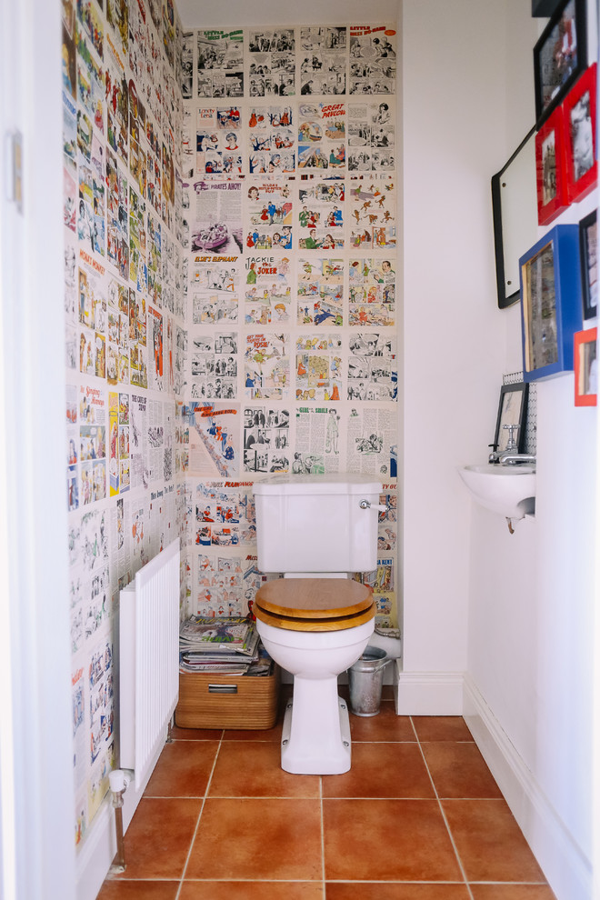 Idéer för ett klassiskt toalett, med flerfärgad kakel, flerfärgade väggar och klinkergolv i terrakotta