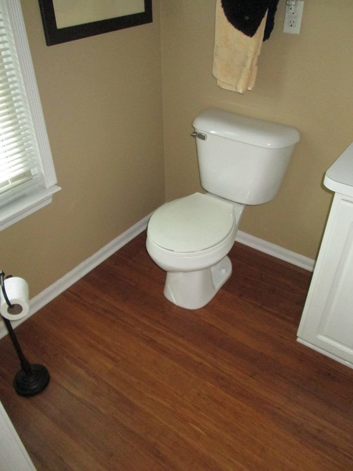 На фото: туалет среднего размера в классическом стиле с