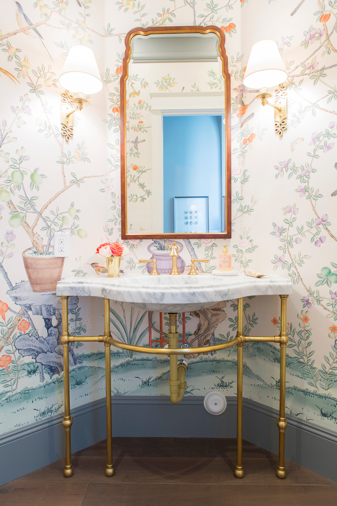 Immagine di un bagno di servizio classico con pareti multicolore, lavabo a consolle e top in marmo