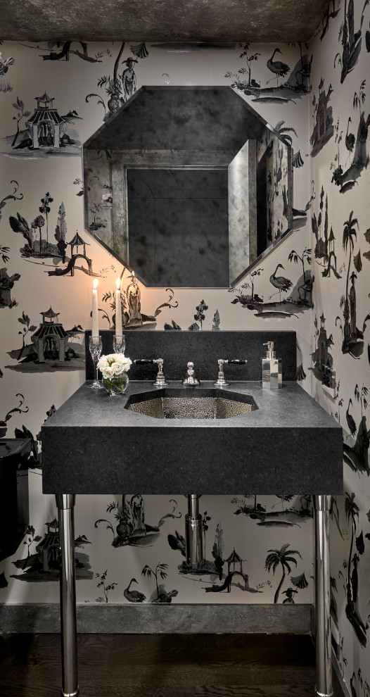 Foto di un bagno di servizio tradizionale con pareti multicolore, parquet scuro, lavabo a consolle, pavimento marrone e top nero