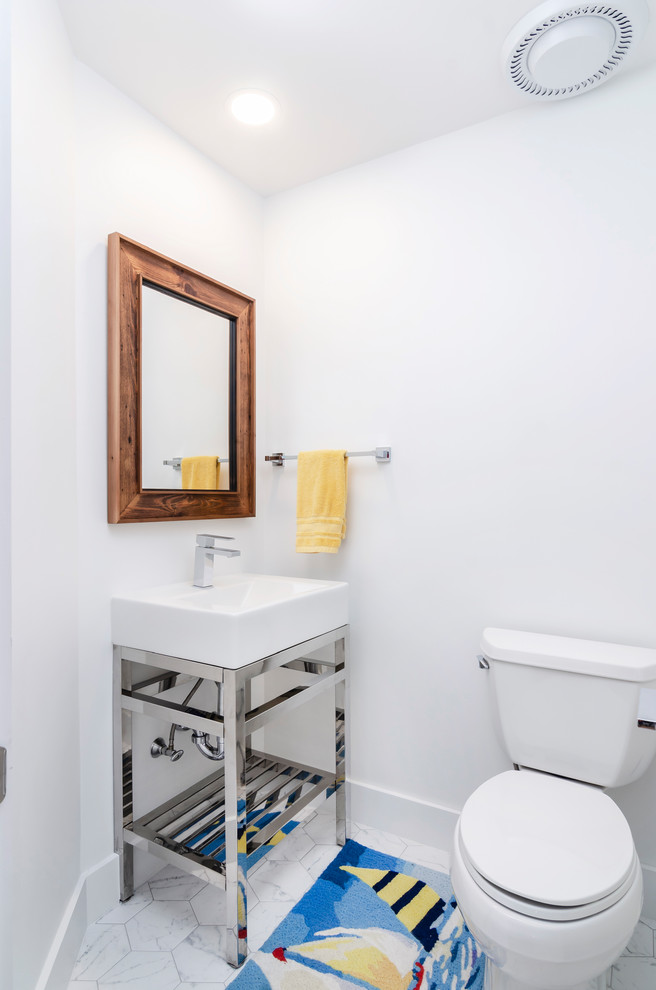 Idéer för att renovera ett litet funkis vit vitt toalett, med öppna hyllor, en toalettstol med separat cisternkåpa, vita väggar, marmorgolv, ett integrerad handfat, bänkskiva i kvarts och vitt golv