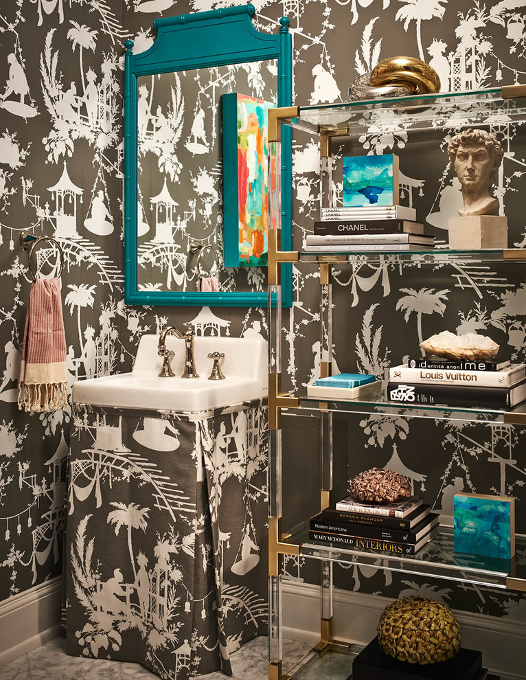 シャーロットにある高級なトランジショナルスタイルのおしゃれなトイレ・洗面所 (家具調キャビネット、マルチカラーの壁) の写真