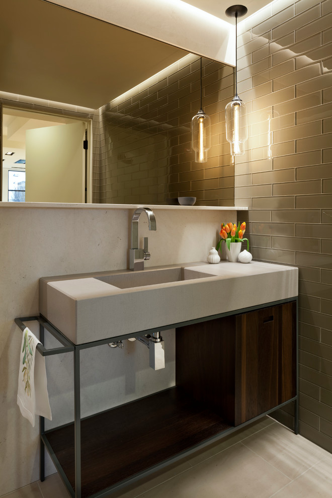 Moderne Gästetoilette mit beigen Fliesen, Glasfliesen, beiger Wandfarbe, Kalkstein und dunklen Holzschränken in Washington, D.C.