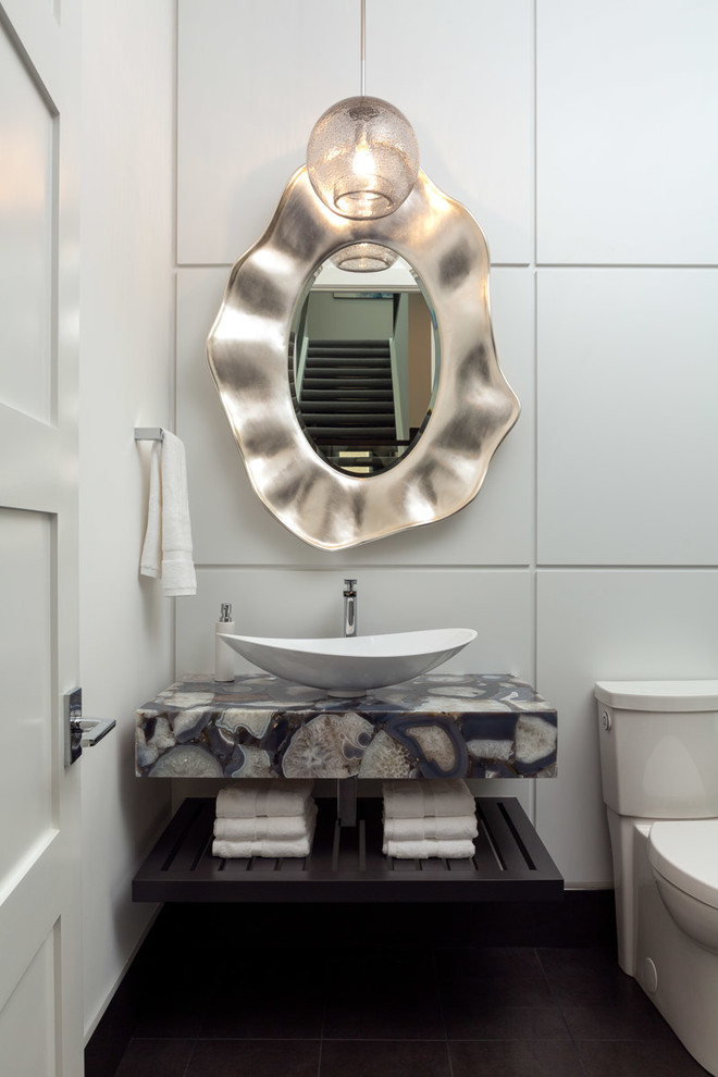 Foto på ett stort vintage blå toalett, med öppna hyllor, vita väggar, klinkergolv i porslin, granitbänkskiva, svarta skåp, en toalettstol med hel cisternkåpa, ett fristående handfat och svart golv