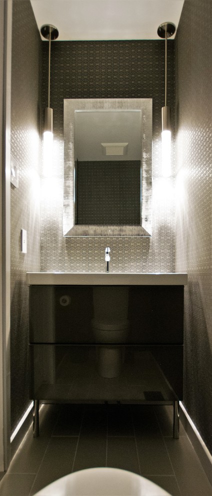 Esempio di un piccolo bagno di servizio contemporaneo con ante lisce, piastrelle grigie, pavimento in gres porcellanato e ante nere