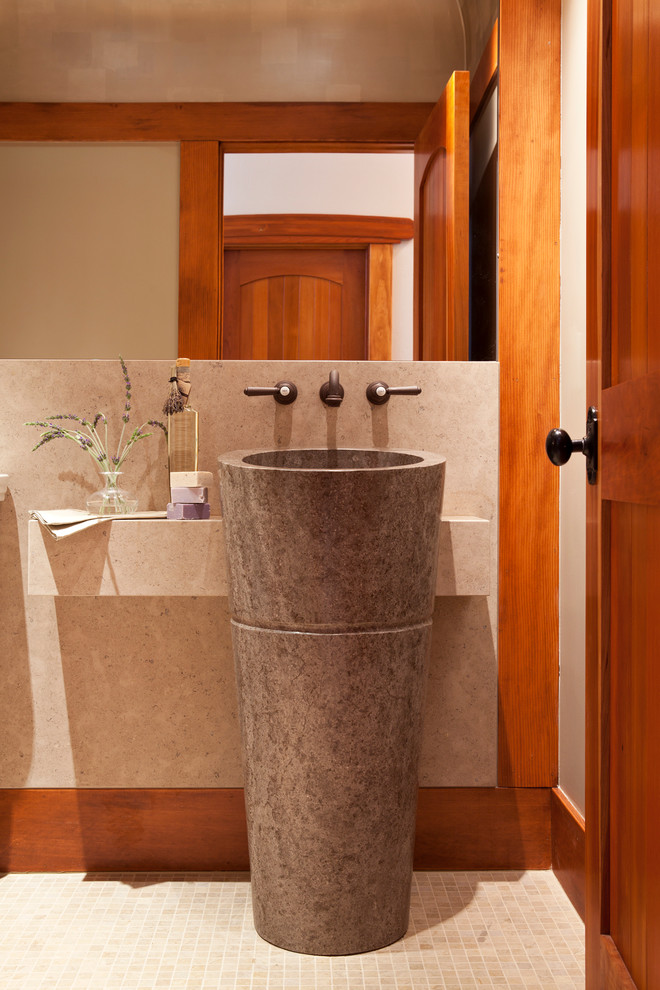 Immagine di un bagno di servizio minimal con lavabo a colonna e piastrelle beige
