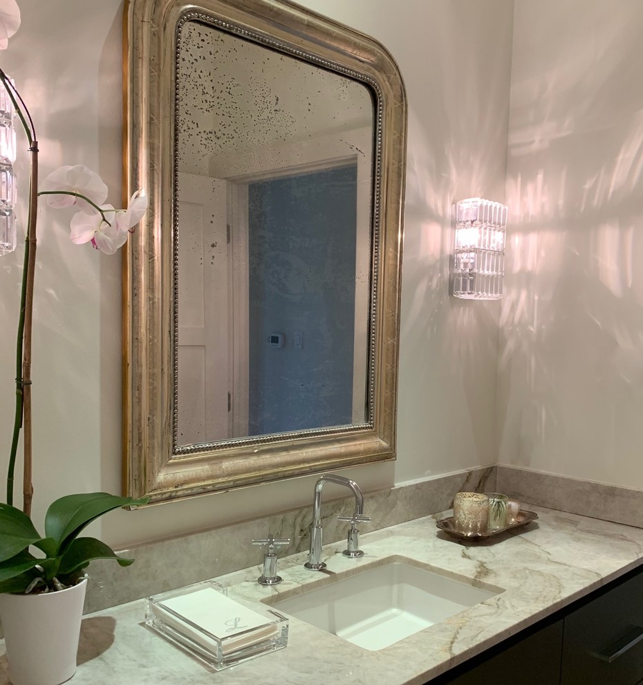 Mittelgroße Moderne Gästetoilette mit flächenbündigen Schrankfronten, Unterbauwaschbecken, Quarzit-Waschtisch, grauem Boden, weißer Waschtischplatte, hellbraunen Holzschränken, Toilette mit Aufsatzspülkasten, weißer Wandfarbe, Mosaik-Bodenfliesen und schwebendem Waschtisch in Houston