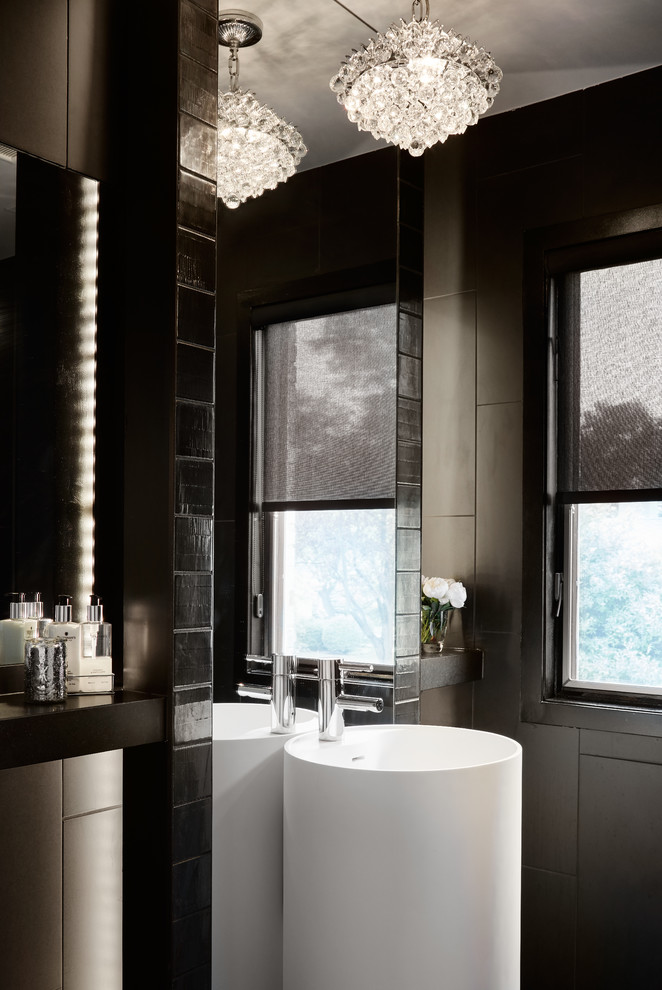 Idee per un piccolo bagno di servizio design con pareti nere, lavabo a colonna, ante nere e piastrelle nere