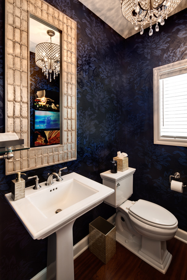 Klassische Gästetoilette mit Sockelwaschbecken, blauer Wandfarbe und dunklem Holzboden in Milwaukee