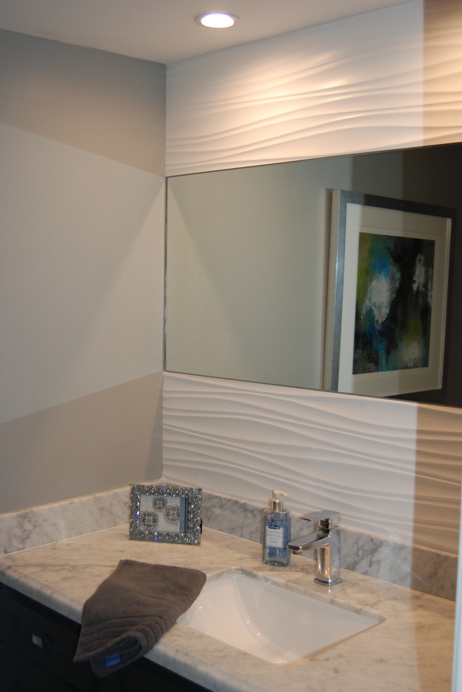 Idee per un piccolo bagno di servizio design con pareti grigie, lavabo sottopiano e top in marmo