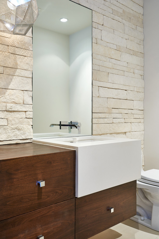 Cette image montre un WC et toilettes design avec du carrelage en pierre calcaire.