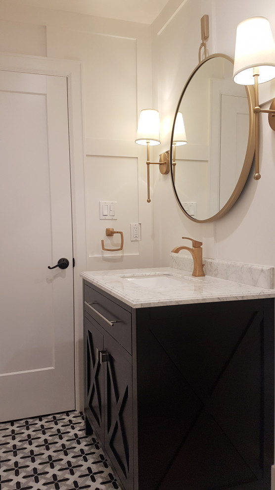 Idéer för att renovera ett litet vintage grå grått toalett, med möbel-liknande, svarta skåp, en toalettstol med hel cisternkåpa, vit kakel, tunnelbanekakel, vita väggar, marmorgolv, ett nedsänkt handfat, marmorbänkskiva och flerfärgat golv