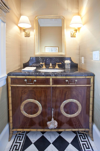 Geräumige Klassische Gästetoilette mit Unterbauwaschbecken, verzierten Schränken, dunklen Holzschränken, Granit-Waschbecken/Waschtisch und Marmorboden in Salt Lake City