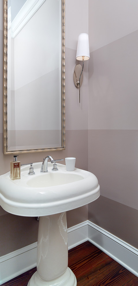 Idée de décoration pour un WC et toilettes tradition avec un mur gris et parquet foncé.