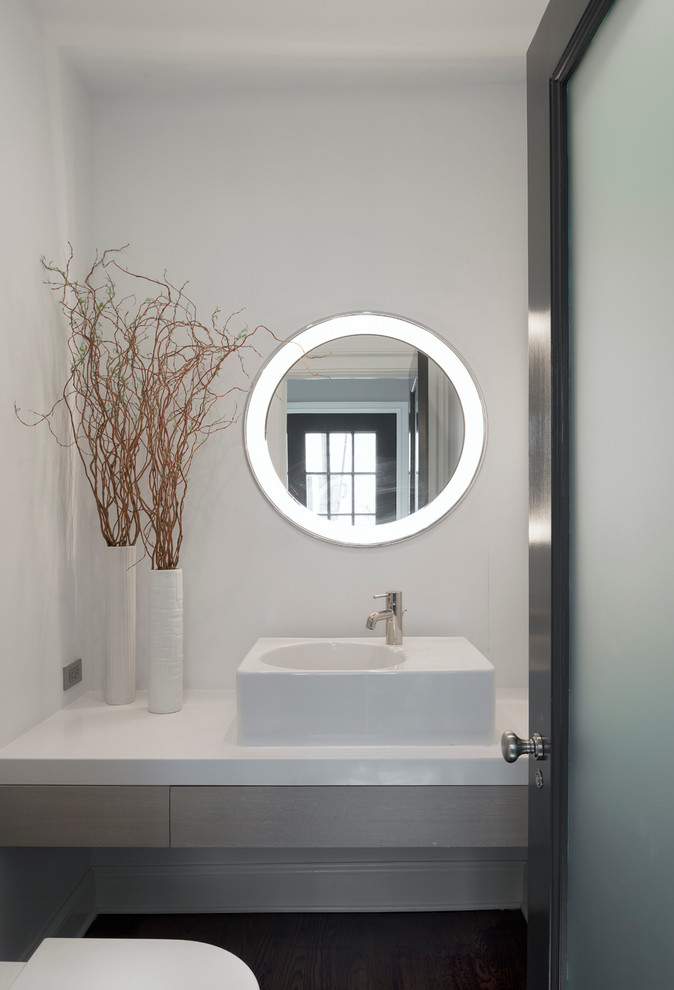 Стильный дизайн: туалет в современном стиле с белыми стенами - последний тренд