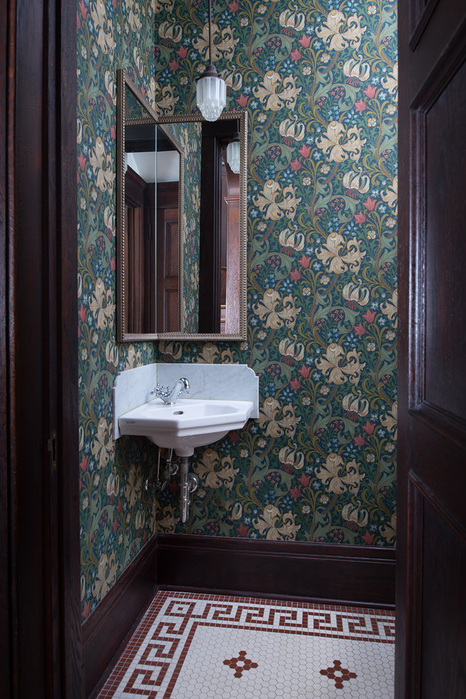 Свежая идея для дизайна: туалет в классическом стиле с зелеными стенами, полом из мозаичной плитки, подвесной раковиной и белым полом - отличное фото интерьера