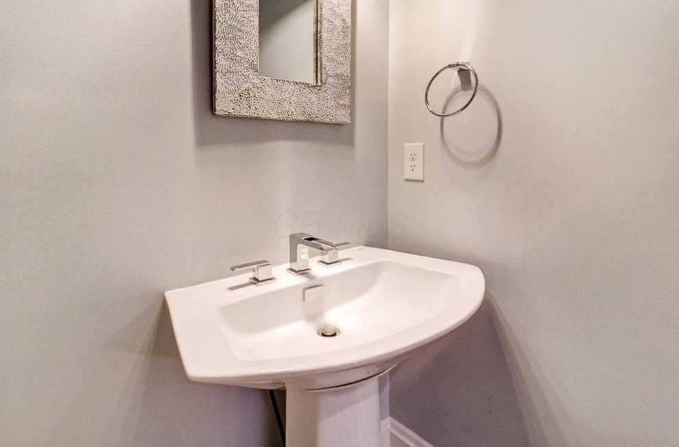 Ispirazione per un piccolo bagno di servizio minimal con WC a due pezzi, pareti grigie, pavimento con piastrelle in ceramica, lavabo a colonna e pavimento grigio